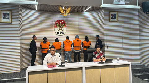 Konferensi pers penetapan lima orang tersangka kasus korupsi pengadaan proyek jalan di Dinas PUPR Sumut dan Satker PJN Wilayah 1 Sumut, di Gedung Merah Putih KPK, Jakarta, Sabtu (28/6/2025). Foto: Fadhil Pramudya/kumparan
