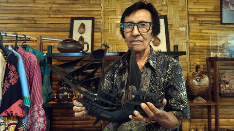 Ahmad Alamri, memamerkan produk kerajinan tangan buatan UMKM Zara Craft.
