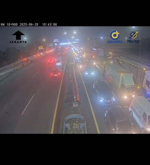 Kemacetan di ruas Tol Jakarta-Tangerang KM 10, imbas penanganan genangan air setinggi 40 cm, pada Sabtu (28/6). Foto: Dok. CCTV Travoy Jasa Marga