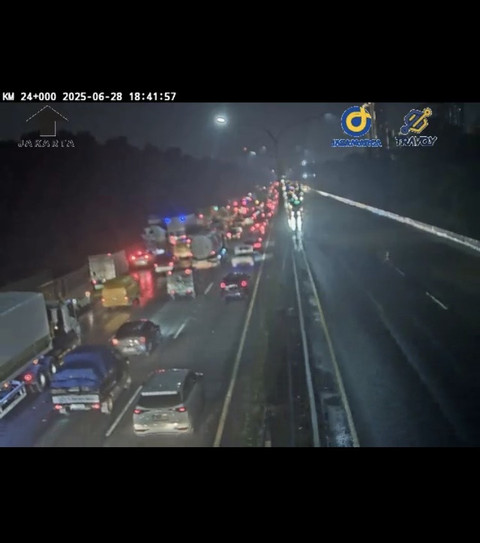 Kemacetan di ruas Tol Jakarta-Tangerang KM 24 imbas penanganan genangan air setinggi 40 cm, pada Sabtu (28/6). Foto: Dok. CCTV Travoy Jasa Marga