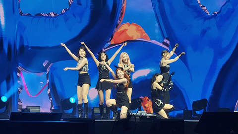Penampilan girl group K-Pop StayC saat menggelar konser Stay Tuned in Jakarta yang digelar di Hall Basket Senayan, Jakarta. Foto: Ela Nurlaela/kumparan