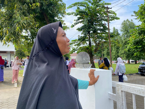 Pantini menyaksikan anaknya memasuki lingkungan Sekolah Rakyat di Sonosewu, Bantul, DIY, pada Sabtu (28/6). Foto: Resti Damayanti