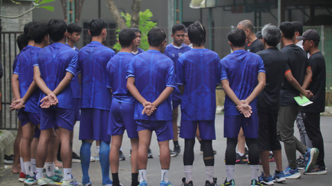 Sejumlah pemain klub sepak bola Sumsel United yang bersiap mengikuti program tes fisik bersama official pelatih di Gelora Sriwijaya Jakabaring Palembang, Sabtu (28/6) Foto: abp/urban id