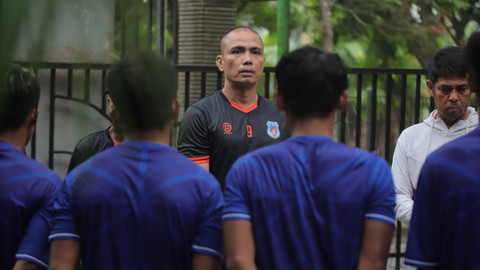 Pelatih kiper, Saari Gultom yang memberikan pengarahan dalam program tes fisik yang dilakukan sejumlah pemain klub sepak bola Sumsel United, Sabtu (28/6) Foto: abp/urban id