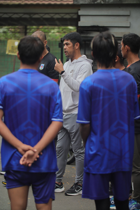 Nilmaizar, pelatih kepala klub sepak bola Sumsel United yang memberi pengarahan kepada pemain dalam sesi program tes fisik di Gelora Sriwijaya Jakabaring Palembang, Sabtu (28/6) Foto: abp/urban id