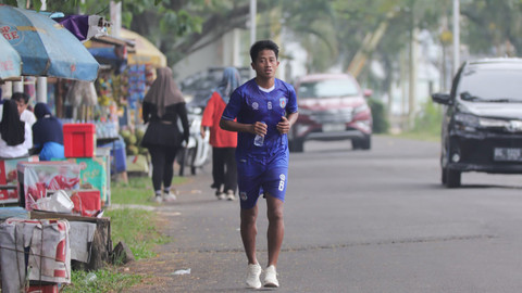 Pemain anyar klub sepak bola Sumsel United, Bayu Gatra yang sedang menjalani program tes fisik yang digelar di komplek olah raga Gelora Sriwijaya Jakabaring Palembang, Sabtu (28/6) Foto: abp/urban id