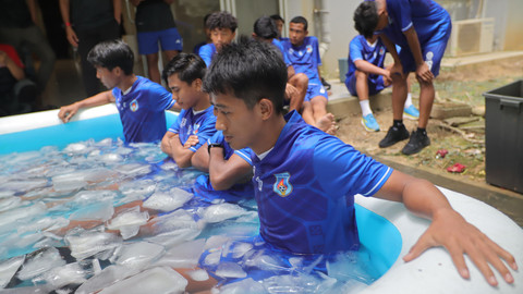 Peregangan yang dilakukan usai pelaksanaan program tes fisik klub sepak bola Sumsel United di Gelora Sriwijaya Jakabaring Palembang, Sabtu (28/6) Foto: abp/urban id