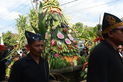 Tradisi Takir Sewu di Kampung Kedawung, Dusun Sukodadi, Desa Sraten, Kecamatan Cluring, Banyuwangi, Jawa Timur, Jumat (27/6/2025). Foto: Dok kumparan