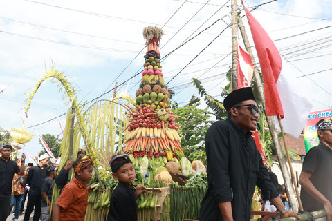 Tradisi Takir Sewu di Kampung Kedawung, Dusun Sukodadi, Desa Sraten, Kecamatan Cluring, Banyuwangi, Jawa Timur, Jumat (27/6/2025). Foto: Dok kumparan