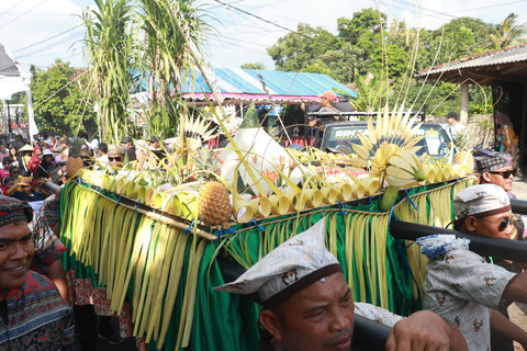 Tradisi Takir Sewu di Kampung Kedawung, Dusun Sukodadi, Desa Sraten, Kecamatan Cluring, Banyuwangi, Jawa Timur, Jumat (27/6/2025). Foto: Dok kumparan