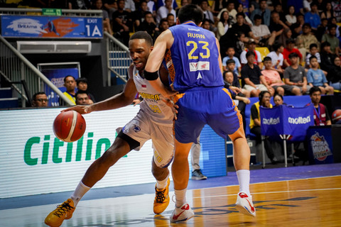 Pebasket Prawira Bandung Brandis Raley Ross (kiri) berusaha melewati hadangan pebasket Satria Muda Pertamina Avan Seputra (kanan) pada pertandingan babak playoff kedua Indonesia Basketball League (IBL) 2025 di Britama Arena, Jakarta, Jumat (28/6). Foto: Ferlian Septa Wahyusa/ANTARA FOTO