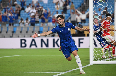 Gelandang Chelsea asal Portugal Pedro Neto merayakan gol ketiga timnya pada pertandingan babak 16 besar Piala Dunia Antarklub FIFA 2025 antara Benfica melawan Chelsea di Stadion Bank of America di Charlotte, Sabtu (28/6). Foto: Federico Parra/AFP