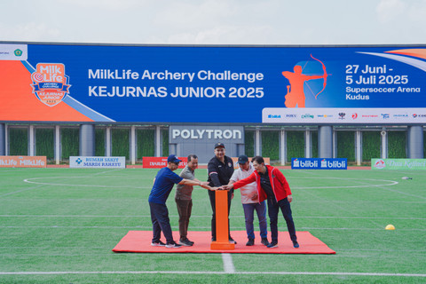 Menpora Dito Ariotedjo, Wagub Jateng Taj Yasin, Ketum PB Perbani Arsjad Rasjid, Waketum II PB Perpani Abdul Razak, Bupati Kudus Sam'ani Intakoris saat pembukaan MilkLife Archery Challenge Kejurnas Junior 2025 di Supersoccer Arena, Kudus, Sabtu (28/6) Foto: Djarum Foundation