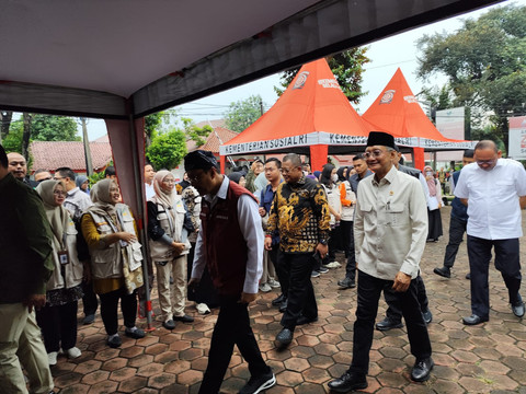 Menteri Sosial (Mensos) Saifullah Yusuf dan Wamensos Agus Jabo Priyono bersama Menteri Pekerjaan Umum (PU) Dody Hanggodo melakukan peninjauan di kawasan Sentra Handayani Jakarta pada Minggu (29/6/2025). Foto: Luthfi Humam/kumparan
