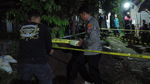 Polisi melakukan olah TKP di Kecamatan Kabat. Sabtu (28/6). Dok. Istimewa