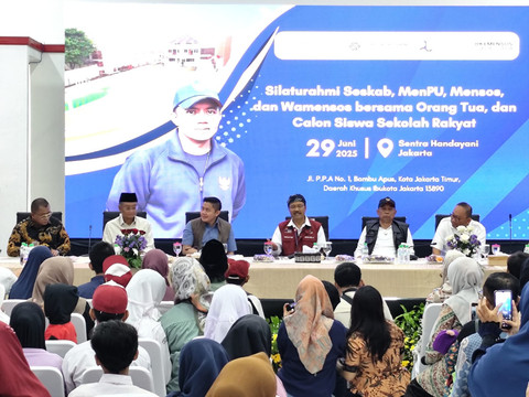 Sekretaris Kabinet (Seskab) Letkol Teddy Indra Wijaya melakukan kunjungan ke Sekolah Rakyat di kawasan Sentra Handayani Jakarta disambut oleh Menteri Sosial Saifullah Yusuf (Gus Ipul) pada Minggu (29/6/2025). Foto: Luthfi Humam/kumparan