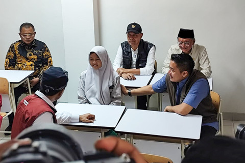 Seskab Teddy Indra Wijaya meninjau lokasi Sekolah Rakyat di kawasan Sentra Handayani Jakarta pada Minggu (29/6/2025). Foto: Luthfi Humam/kumparan