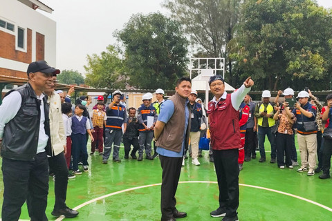 Momen Seskab Teddy Indra Wijaya bersama Mensos Saifullah Yusuf (Gus Ipul) dan Menteri PU Dody Hanggodo meninjau lokasi Sekolah Rakyat di kawasan Sentra Handayani Jakarta pada Minggu (29/6/2025). Foto: Luthfi Humam/kumparan