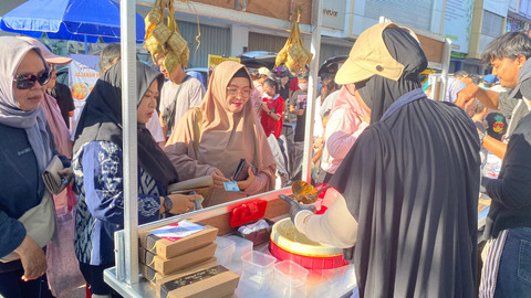 Pembeli ramai berkunjung untuk membeli dagangan Ketupat Colet Mak Ien seharga Rp 35 ribu per porsi. Foto: Alycia Tracy Nabila/HiPontianak