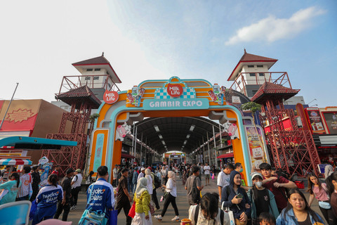 Suasana para pengunjung Jakarta Fair 2025 yang berburu jajanan serta snack ringan berkemasan tas besar." Foto: Dok. Jakarta Fair 2025