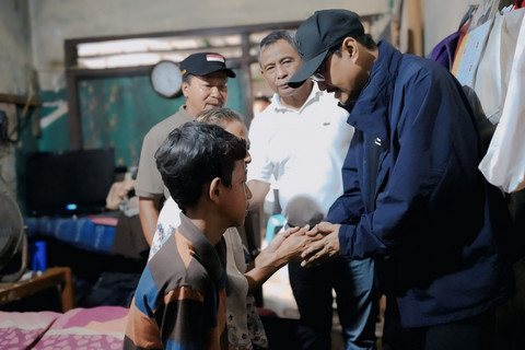 Mensos, Saifullah Yusuf atau Gus Ipul kunjungi rumah orang tua calon siswa Sekolah Rakyat di Cipayung. Foto: Dok. Kemensos
