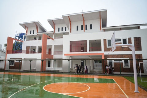 Calon murid dan wali calon murid berjalan di lokasi yang akan dijadikan Sekolah Rakyat di Sentra Handayani, Jakarta, Minggu (29/6/2025). Foto: Fauzan/ANTARA FOTO