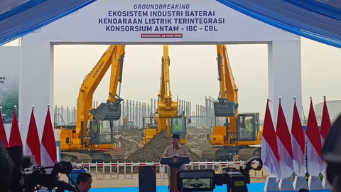 Presiden Prabowo Subianto meresmikan groundbreaking megaproyek ekosistem baterai kendaraan listrik (electric vehicle/EV) terintegrasi (Grand Package) di Halmahera Timur, Maluku Utara, dan Karawang, Jawa Barat, Minggu (29/6/2025). Foto: kumparan/Fariza Ananda