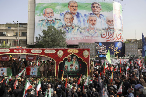 Sejumlah warga menghadiri prosesi pemakaman komandan militer Iran, ilmuwan nuklir dan lainnya yang terbunuh dalam serangan Israel di Teheran, Iran, Sabtu (28/6/2025). Foto: WANA (West Asia News Agency) via REUTERS