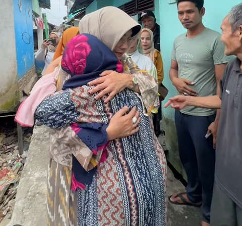 Tangis korban rumah roboh di Pontianak di pelukan Yennie Kamtono. Foto: Dok. Instagram @yenniekamtonoofficial
