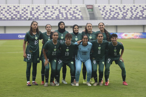 Sejumlah pemain Timnas wanita Pakistan berpose jelang laga melawan Timnas wanita China Taipei pada pertandingan Kualifikasi Piala Asia Wanita 2026 di Indomilk Arena, Tangerang, Banten, Minggu (29/6/2025). Foto: Dicky Adam Sidiq/kumparan