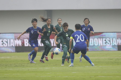 Pemain Timnas wanita Pakistan Anmool Hira berusaha melewati pemain Timnas wanita China Taipei Chen Ying-hui pada pertandingan Kualifikasi Piala Asia Wanita 2026 di Indomilk Arena, Tangerang, Banten, Minggu (29/6/2025). Foto: Dicky Adam Sidiq/kumparan