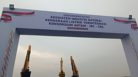 Groundbreaking proyek Ekosistem Industri Baterai Kendaraan Listrik Terintegrasi Antam-IBC-CBL di Kawasan Artha Industrial Hills (AIH) Karawang, Minggu (29/6/2025). Foto: Fariza Rizky Ananda/kumparan