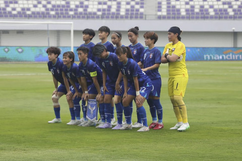Sejumlah pemain Timnas wanita China Taipei berpose jelang laga melawan Timnas wanita Pakistan pada pertandingan Kualifikasi Piala Asia Wanita 2026 di Indomilk Arena, Tangerang, Banten, Minggu (29/6/2025). Foto: Dicky Adam Sidiq/kumparan