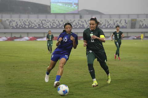 Pemain Timnas Wanita China Taipei Liu Yu-Chiao berebut bola dengan pemain Timnas Wanita Pakistan Maria Jamila Khan pada pertandingan grup D Kualifikasi Piala Asia Wanita 2026 di Indomilk Arena, Tangerang, Banten, Minggu (29/6/2025). Foto: Dicky Adam Sidiq/kumparan
