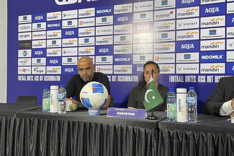 Pelatih Timnas Wanita Pakistan Adeel Mirza Rizki dan pemain Maria Khan bersiap menyampaikan keterangan pers usai pertandingan grup D Kualifikasi Piala Asia Wanita 2026 di Indomilk Arena, Tangerang, Banten, Minggu (29/6/2025). Foto: Aji Nugrahanto/kumparan