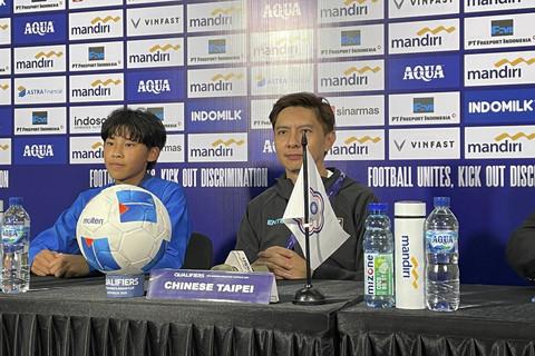 Pelatih Timnas Wanita China Taipei Chan Hiu Ming dan pemain Pu Hsin Hui bersiap menyampaikan keterangan pers usai pertandingan grup D Kualifikasi Piala Asia Wanita 2026 di Indomilk Arena, Tangerang, Banten, Minggu (29/6/2025). Foto: Aji Nugrahanto/kumparan