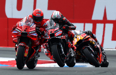 Marc Marquez dibuntuti Marco Bezzechi dan Pedro Acosta saat balapan utama MotoGP Belanda 2025 di Sirkuit Assen, Minggu (29/6) malam WIB. Foto: REUTERS/Yves Herman