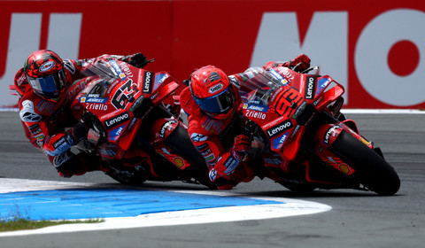 Marc Marquez dibuntuti Francesco Bagnaia saat balapan utama MotoGP Belanda 2025 di Sirkuit Assen, Minggu (29/6) malam WIB. Foto: REUTERS/Yves Herman