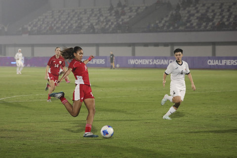 Pemain Timnas wanita Indonesia Claudia Alexandra Scheunemann menendang bola ke arah gawang Timnas wanita Kirgizstan dalam pertandingan grup D Kualifikasi Piala Asia Wanita 2026 di Indomilk Arena, Tangerang, Banten, Minggu (29/6/2025). Foto: Dicky Adam Sidiq/kumparan