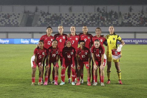 Sejumlah pemain Timnas wanita Indonesiaerpose jelang laga melawan Timnas wanita Pakistan pada pertandingan Kualifikasi Piala Asia Wanita 2026 di Indomilk Arena, Tangerang, Banten, Minggu (29/6/2025). Foto: Dicky Adam Sidiq/kumparan