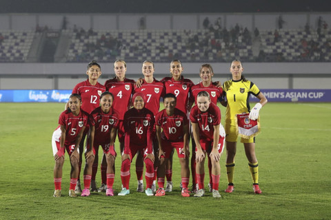 Sejumlah pemain Timnas wanita Indonesiaerpose jelang laga melawan Timnas wanita Pakistan pada pertandingan Kualifikasi Piala Asia Wanita 2026 di Indomilk Arena, Tangerang, Banten, Minggu (29/6/2025). Foto: Dicky Adam Sidiq/kumparan