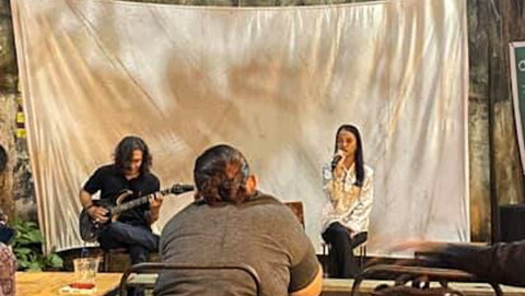 Penampilan salah satu musisi di event Festival Bulan Juni yang berlangsung di Rumah Sintas Palembang, Minggu (29/6) Foto: urban jd
