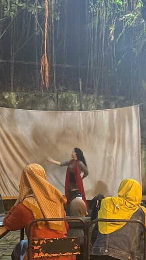 Aksi seniman teater yang tampil dalam Festival Bulan Juni yang berlangsung selama lebih kurang satu minggu, Minggu (29/6) Foto: urban id