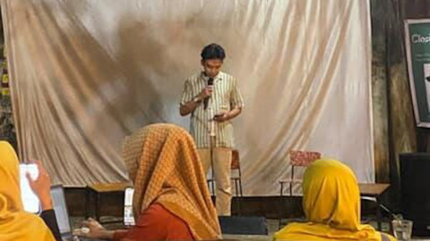 Perwakilan komunitas Palembang Book Party di Festival Bulan Juni yang menjadi agenda tahunan komunitas di Palembang, Minggu (29/6) Foto: urban id