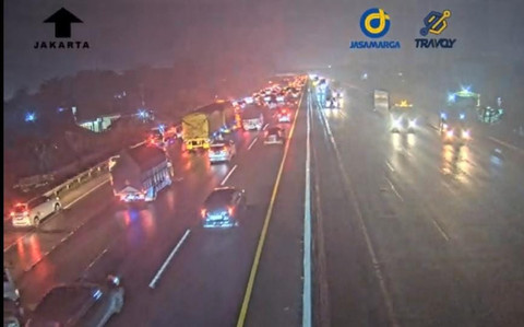 Kepadatan lalu lintas di Tol Japek KM 59+500 arah Jakarta. Dok. CCTV PT Jasamarga via aplikasi Travoy