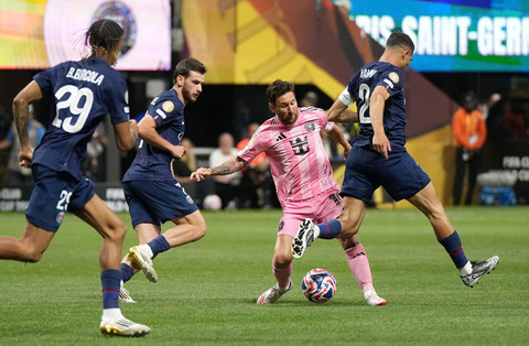 Lionel Messi diadang saat laga Paris Saint-Germain vs Inter Miami dalam 16 besar Piala Dunia Antarklub 2025 di Mercedes-Benz Stadium, Atlanta, Georgia, AS, pada Minggu (29/6) malam WIB. Foto: IMAGN IMAGES via Reuters/Dale Zanine
