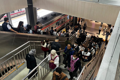 Suasana Stasiun Tanah Abang, Jakarta, Senin (30/6/2025). Foto: Rayyan Farhansyah/kumparan