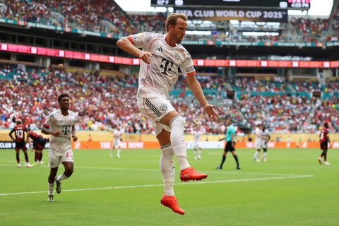 Selebrasi pemain Bayern Muenchen Harry Kane usai mencetak gol ke gawang Flamengo pada pertandingan babak 16 besar Piala Dunia Antarklub 2025 di Hard Rock Stadium, Miami, Amerika Serikat, Minggu (29/6/2025). Foto: Hannah McKay/REUTERS