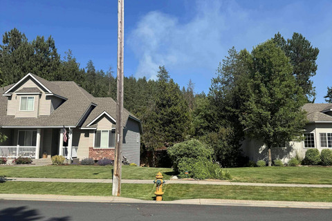 Kebakaran terjadi di sebuah komunitas dekat Gunung Canfield di mana seorang penembak jitu menyergap petugas pemadam kebakaran yang sedang memadamkan api di utara Coeur d'Alene, Idaho, AS, Minggu (29/6/2025). Foto: Mark Lathrop/via AP