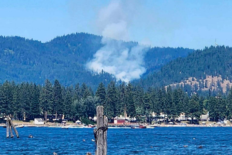 Kebakaran terjadi di sebuah komunitas dekat Gunung Canfield di mana seorang penembak jitu menyergap petugas pemadam kebakaran yang sedang memadamkan api di utara Coeur d'Alene, Idaho, AS, Minggu (29/6/2025). Foto: C. Jones/via AP